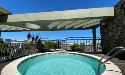 Cobertura de frente, vista livre, linear com 3 quartos, 2 suítes, piscina, 2 vagas,  em Jardim da Penha, Vitória ES.
