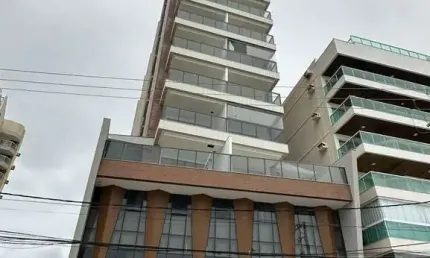 Apartamento na orla com área de lazer de frente para a praia.