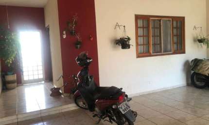 Casa térrea em Tatuí, 3 quartos (1 suíte), garagem coberta 02 carros.