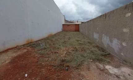 Lote em Tatuí, Jardim Planalto, 6 x 27 m, murado, plano.