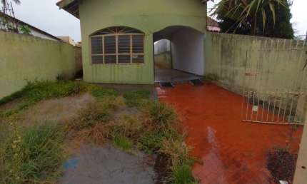 Casa em Tatuí, Alto Santa Cruz, 2 quartos, quintal, garagem 3 carros.