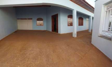Casa em Tatuí, Dr. Laurindo, térrea, 3 quartos (2 suítes), quintal grande.