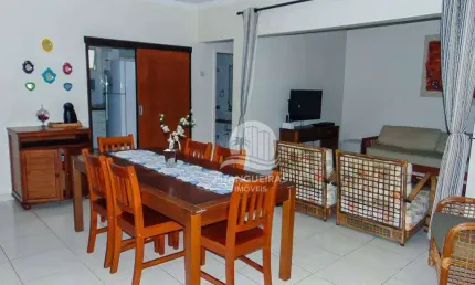 Pitangueiras - uma quadra do mar - totalmente reformado e decorado - garagem no prédio - serviço de praia.