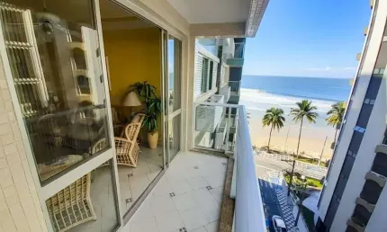 Astúrias, frente mar, vista lateral, 3 dormitórios e 1 vaga.