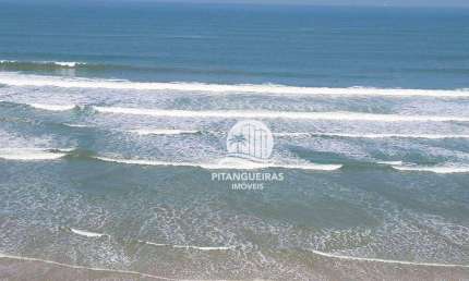 Apartamento reformado de 2 dormitórios sendo 2 suites frente ao mar na Praia das Pitangueiras.