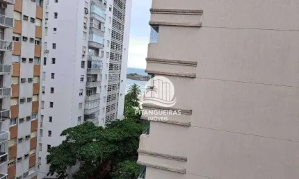 Amplo apartamento, com 3 dormitórios, 50 metros da praia, com pequena vista para o mar.