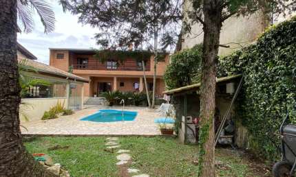 Sobrado com 03 suítes e piscina no jardim das américas