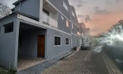 Excelente sobrado em condomínio - 3 quartos com suite