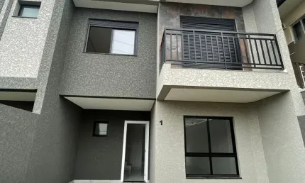 Triplex frontal com quintal  04 quartos  e  suíte NOVO -