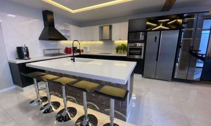 Sobrado para venda em Jardim Bela Vista de 305.00m² com 5 Quartos, 3 Suites e 4 Garagens