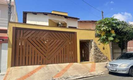 Sobrado para venda em Jardim Regina de 265.00m² com 4 Quartos, 1 Suite e 3 Garagens