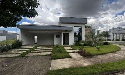 Casa de Condomínio para venda em Jardim Laguna de 178.00m² com 3 Quartos, 3 Suites e 4 Garagens