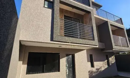 Sobrado Tríplex à Venda no Pinheirinho – 99,63m² de Área Interna + Terraço, Face Norte, 3 Dormitórios (1 Suíte com Closet), Vista Livre-  R$ 635.000