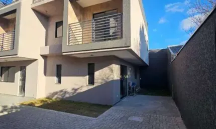 Sobrado Tríplex à Venda no Pinheirinho, 106m² de Área Interna + Terraço, Face Noroeste, 3 Dormitórios (1 Suíte com Closet), Vista Livre, R$ 650.000