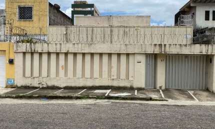 Vende excelente casa no coração do bairro de Fátima