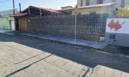Vende excelente casa  em perfeito estádo de conservação