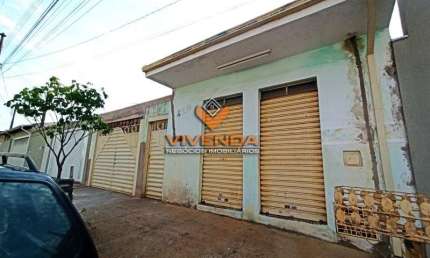 CASA C/ 3 DORMITORIOS E COMODO DE COMERCIO NO BAIRRO STA MON