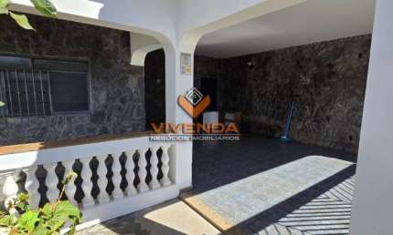 CASA AMPLA,CONSERVADA,2 SUITES,1DORMITORIO,1OFICCE NO CENTRO