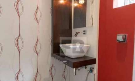 Sala comercial com 20m² em edifício, bairro Floresta, Porto Alegre, RS.