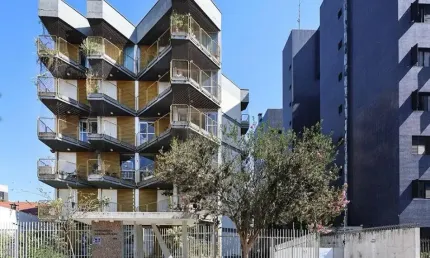 Excelente apartamento amplo com três sacadas e elevador