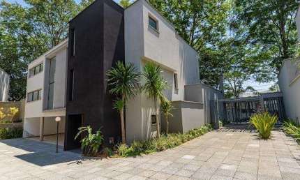 Casa em condomínio para venda com 4 quartos, sendo 4 suítes, 719m²