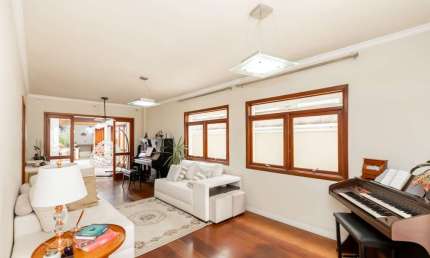 Casa em condomínio para venda com 5 quartos, sendo 3 suítes, 360m²