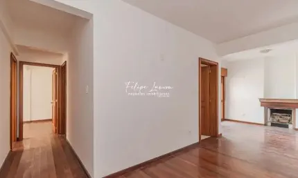 Apartamento no centro, amplo, 2 dormitórios e sacada com churrasqueira