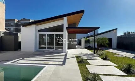 Casa térrea 3 quartos  no cassino a duas quadras da avenida principal