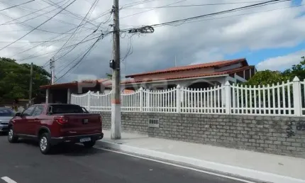 Excelente casa com 3 quartos (suíte) e anexo, próxima à praia