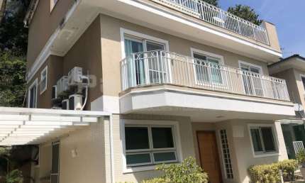 Exclusivo com segurança e conforto - Excelente casa Triplex -  Salão, 4qts, 3stes, piscina, área gourmet privativa