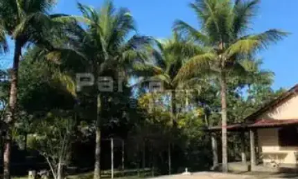 Excelente sítio com 5.000m² de área com Sede, Piscina, Churrasqueiras, Pomar...