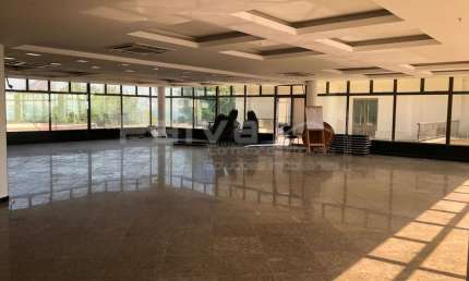 Prédio Comercial 500m² com 20 vagas para estacionamento e vista para a Baía de Guanabara