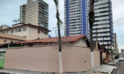 Casa com 2 dormitórios, sala com sanca, cozinha, banheiro, área de serviço, garagem.