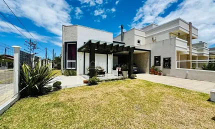 Casa em condomínio fechado com 3 quartos à venda na Avenida Rubi, 511, Rainha do Mar, Xangri-Lá por R$ 900.000