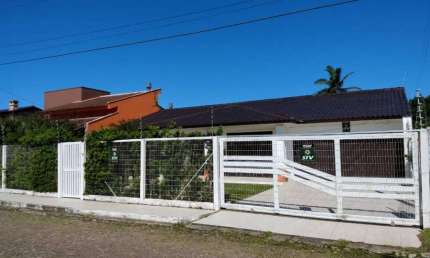 Casa em condomínio fechado com 3 quartos à venda na Rua Araça, 104, Atlântida, Xangri-Lá por R$ 690.000