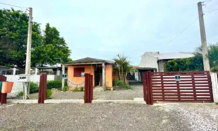 Casa em condomínio fechado com 2 quartos à venda na Alameda Safira, 858, Rainha do Mar, Xangri-Lá por R$ 369.000