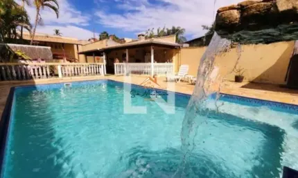 Venda de Casa na Vila Santa Terezinha, Várzea Paulista-SP: 3 Quartos, 1 Suíte, 2 Salas, 3 Banheiros, 4 Vagas, 197m²!