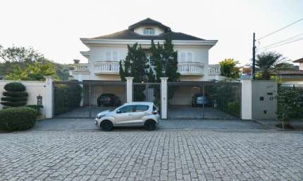 Confortável casa de vila para venda com 4 quartos, sendo 4 suítes, 450m²