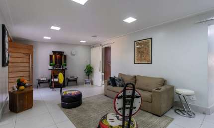Elegante casa tipo para venda com 3 quartos, sendo 1 suíte, 220m²