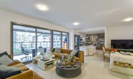 Elegante apartamento tipo para venda em Campo Belo com 3 quartos, sendo 3 suítes, 186m²