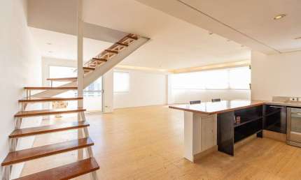Atraente triplex para venda com 2 quartos, sendo 2 suítes, 182.21m²