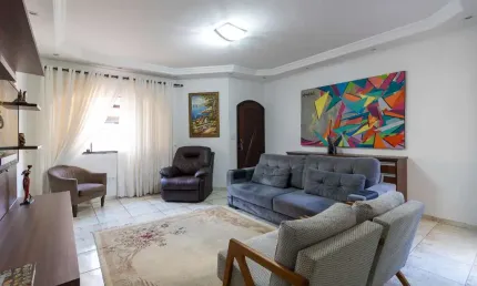 Confortável sobrado para venda com 3 quartos, sendo 1 suíte, 269m²