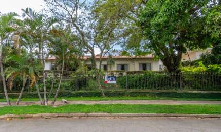Funcional casa tipo para venda com 4 quartos, sendo 1 suíte, 330m²