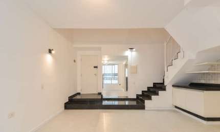Atraente duplex para venda com 1 quarto, sendo 1 suíte, 51m²