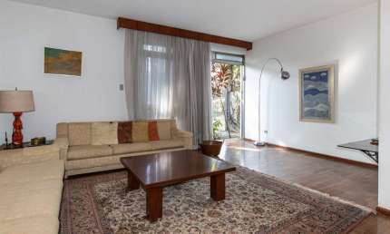 Agradável sobrado para venda com 5 quartos, sendo 1 suíte, 209m²