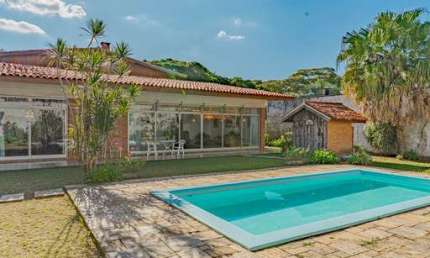 Versátil casa tipo para venda com 3 quartos, sendo 3 suítes, 589m²