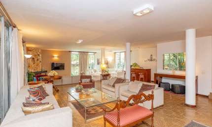 Atraente casa tipo para venda com 4 quartos, sendo 2 suítes, 541m²