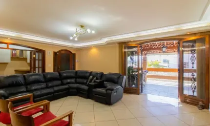 Elegante casa tipo para venda em Vila Galvão com 3 quartos, 331m²