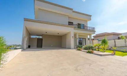 Confortável casa em condomínio para venda com 3 quartos, sendo 3 suítes, 280m²