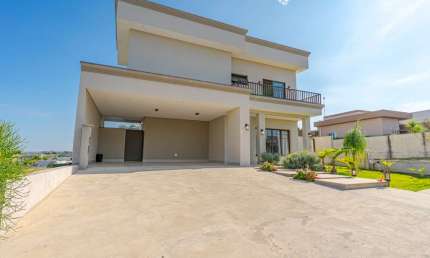 Versátil casa em condomínio para venda com 3 quartos, sendo 3 suítes, 280m²